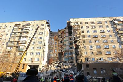 En stor del av denne ti etasjer høye boligblokken i byen Magnitogorsk i Russland raste sammen etter en gasseksplosjon mandag morgen. 