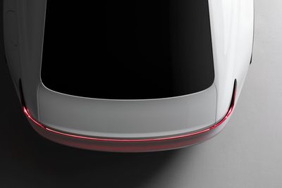 Dette bildet viser bakenden på Polestar 2. Dette skal være en elbil i omtrent samme klasse som Tesla Model 3.
