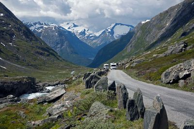 Gamle Strynefjellsvegen med utsikt vestover mot Videseter, Hjelledalen og Strynsvatnet.