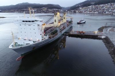 Lastebåten «Trina» ankom havneanlegget hos Fosdalen Industrier i forrige uke.  