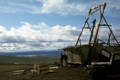 I Bidjovagge ved Kautokeino har det vært gruvedrift tidligere. Nå vil et svensk firma grave etter gull i området. Bildet er fra Bidjovagge gruver i 1966.