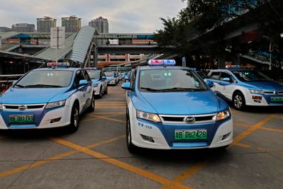 Shenzhen har byttet ut landets drivstoffdrevne taxier med el-taxier i et forsøk på å få ned luftforurensningen i byen.