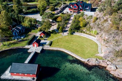 Einar Aas får beholde eiendommen på Naxbie like utenfor Grimstad, men må selge mest mulig annet for å dekke tapene til de andre aktørene på kraftbørsen.