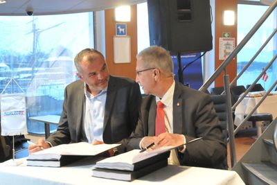 Styreleder i Norled Ingvald Løyning og veidirektør Terje Moe Gustavsen signerte kontrakten ombord på Nesodd-båten «MS Dronningen» - som for øvrig skal bygges om til elektrisk drift i løpet av året.