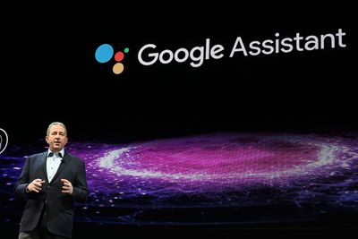 Enda flere enheter kommer til å få støtte for Google Assistant fremover. Her fra LGs pressekonferanse hvor de forteller om nye TV-produkter som har støtte for Google Assistant og Amazon Alexa. 