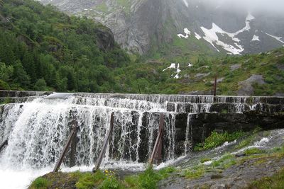 Ved å ruste opp norske vannkraftverk, kunne man fått 3-6 TWh mer energi, ifølge NVE. Hvorvidt dette blir gjennomført handler om økonomi. Dammen på bildet er tilknyttet fiskeværet Nusfjord i Lofoten.