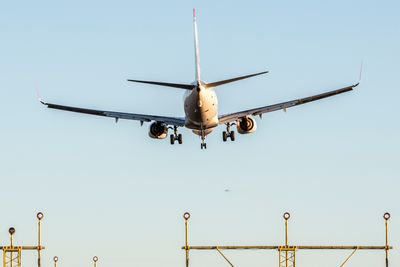 Antall flyginger fra norske flyplasser gikk ned i fjor. Tallet på passasjerer gikk opp.