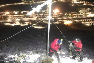 Her blir den nye snøskredmåleren satt opp på Sukkertoppen over Longyearbyen.