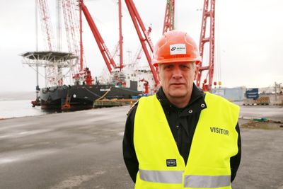 Petter Hellesen er kommandør i Forsvarsmateriells maritime kapasiteter. Han håper å berge så mye som mulig av det mekaniske, men frykter det kan bli vanskelig å redde elektronikken ombord på KNM Helge Ingstad.