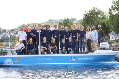 Her er fjorårets gruppe med sommerstudenter hos Kongsberg Gruppen, som jobbet med et sommerprosjekt som gikk ut på å utvikle systemer for autonom seilas og fjernstyring av et modellskip.
