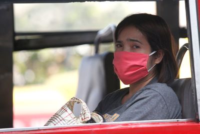 Innbyggere i Bangkok tildeles munnbind grunnet uvanlig høy luftforurensning de siste ukene.