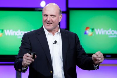 Daværende Microsoft topp Steve Ballmer var strålende fornøyd da han kunne presentere nyvinningen Windows 7 i New York høsten 2008. Siden den gang har han pensjonert seg fra teknologibransjen. Det betyr ikke at han ikke er svært opptatt. Ballmer eier NBA-laget Los Angeles Clippers, og har en estimert formue på 362 milliarder norske kroner. Det gjør ham til verdens 18. rikeste.