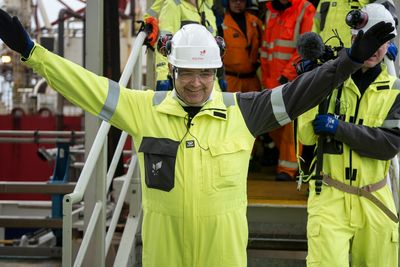 Olje- og energiminister Kjell-Børge Freiberg delte tirsdag ut 83 nye letelisenser på norsk sokkel. Her åpner han landstrømforsyningen til Johan Sverdrup, i fjor.