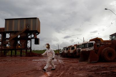 En arbeider på Hydros aluminaraffineri Alunorte i Brasil mars 2018.