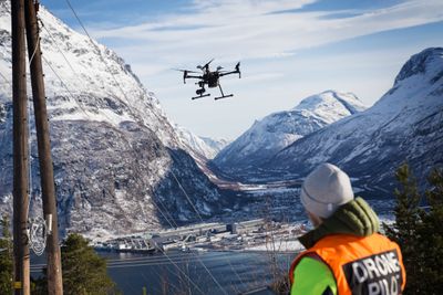 Dronepilot Thomas Negård demonstrerer en DJI-drone ved kraftlinjen som går ned til Hydro Aluminium på Sunndalsøra. Dette er et av stedene Esmart systems samarbeider med Statnett om å finne feil på kraftnettet.