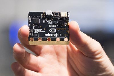 BBCs Micro:bit er i ferd med å innta danske klasserom. Mikrodatamaskinen har norsk prosessor.