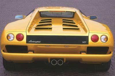 Lysende idé: Lamborghini Diablo og norske Th!nk kunne knapt vært lenger fra hverandre. Men én ting har de felles: baklysene.