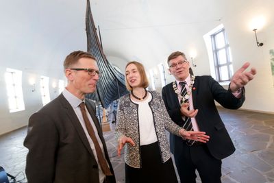 Museumsdirektør Håkon Piene Glørstad (fra venstre), kunnskapsminister Iselin Nybø (V) og UiO-rektor Svein Stølen foran Osebergskipet i Vikingskipmuseet. Som en del av Granavold-erklæringen har de fire borgerlige partiene blitt enige om at det skal bygges et nytt museum for vikingskipene og vikingtidssamlingene.