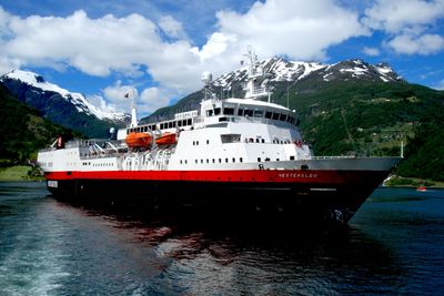 MS Vesterålen i Geirangerfjorden.