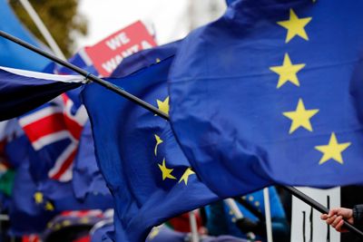EU- og britiske flag fra demonstranter utenfor det britiske parlamentet onsdag denne uken, der statsminister May tapte soleklart med sin EU-avtale. 