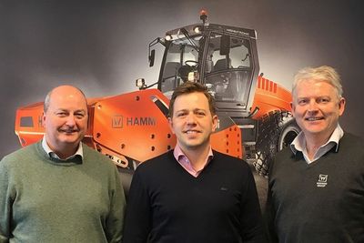 Senior Sales Manager i Hamm North Europe, Eugen Richert i midten, sammen med adm. direktører i hhv. Nasta, Tom Johansen (t.v.) og Rune Gulli i Wirtgen Norge. 