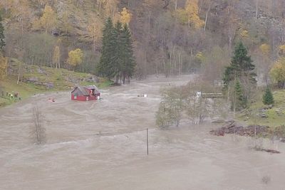 Et fjøs med 13 geiter ble skylt 50 meter ned elva av vannmassene i Luster i Sogn og Fjordane under høstflommen i oktober.