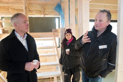 Kunnskaps- og integreringsminister Jan Tore Sanner sammen med lærling Anne Rønning og byggmester Pål Øye på en byggeplass Oslo.