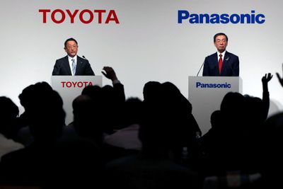 Akio Toyoda (til venstre) og Kazuhiro Tsuga, toppsjefer i henholdsvis Toyota og Panasonic har annonsert at selskapene vil opprette et felles selskap som skal utvikle elbilbatterier. Bildet er tatt i forbindelse med presentasjonen av de første samarbeidsplanene  i 2017.