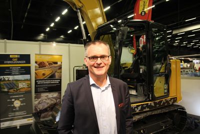 -- Nå lanserer vi den splitter nye åttetonneren 307,5 også som Z-line, altså en elektrisk versjon som er montert i Norge, sier adm. dir. Erik Sollerud i Pon Norge. 