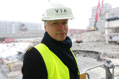 Miljøvernminister Ola Elvestuen vil samarbeide med byggenæringen for å bli kvitt fossil bensin- diesel og gass i bygg- og anleggsektoren.