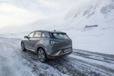 Får Hydrogenvegen AS det som de vil, blir det snart bli enklere å kjøre hydrogenbil mellom Bergen og Oslo. For eksempel i denne, en Hyundai Nexo. 