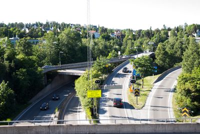 I Oslopakke 3 var målet at Fornebubanen skulle være ferdig i 2024. Senere ble det 2025, mens det nå ser ut til å ble enda senere. Her fra veiene inn til Fornebu-området i Bærum.