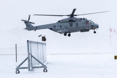 Her lander et nylevert
NH90-helikopter i fregattversjon på Kjeller ved Lillestrøm, i fjor vinter. Leveransen av helikoptrene er imidlertid ekstremt forsinket, og i Stortinget er det nå åpen høring om helikopteranskaffelsen.