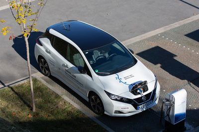 Nissan Leaf koblet til en V2G-lader. CHAdeMO støtter toveislading i dag.