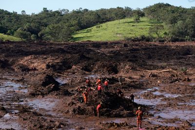 Foreløpige tall viser at 279 mennesker er savnet og 65 døde etter at en demning brast i delstaten Minas Gerais i Brasil.