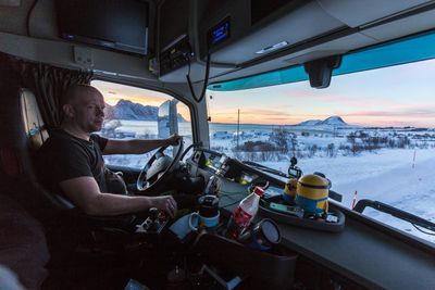 Svenn Erling Lundgård kjører brøytebil på Fv 815 i Vestvågøy i Lofoten onsdag morgen. Flere veier er fortsatt stengt etter det voldsomme snøværet de siste dagene.