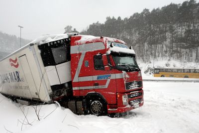 Utenlandske tunge godsbiler har tre ganger så høy risiko for å bli involvert i eneulykker sammenlignet med norske tunge godsbiler, viser en undersøkelse. Forskerne trekker fram særlig to risikofaktorer: Erfaring med og kompetanse på å kjøre på norske veier og vinterkjøring.