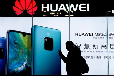 Kinesiske Huawei er den tredje største produsenten av smarttelefoner. På verdensbasis ble det solgt 1,4 milliarder smarttelefoner i fjor, 4,1 prosent færre enn året før.