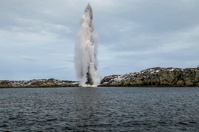 Forsvaret sprengte torsdag ettermiddag flere torpedoer som er hentet ut fra den havarerte fregatten KNM Helge Ingstad.