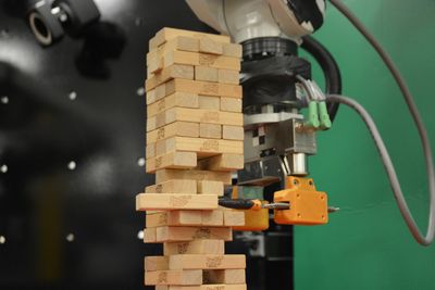 Denne roboten demonstrerer noe som har vært vanskelig med tidligere systemer, nemlig evnen til raskt å lære seg den mest optimale metoden til å utføre en oppgave. Forskere på MIT har lært roboten til å spille Jenga.  