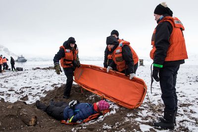 Mannskaper fra Røde Kors under øvelsen Sarex3 i 2018. Nå er det bestemt å videreføre beredskapsprosjektet Sarinor med årlige beredskapsøvelser på Svalbard i 2019 og 2020.