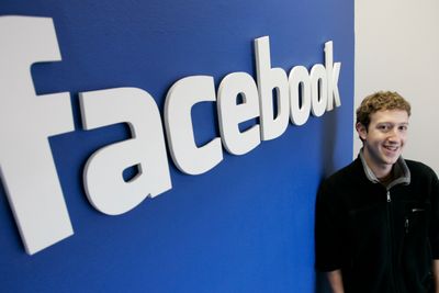 Da dette bildet ble tatt av Facebook-sjef Mark Zuckerberg, var selskapet et tre år ungt skudd på internettstammen. Mandag runder nettsamfunnet 15 år. 