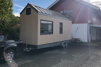 Høsten 2018 ble minihuset, som er montert på en båthenger, fraktet fra Sørum til Trondheim. Nå er det oppgradert med smarthusløsninger.