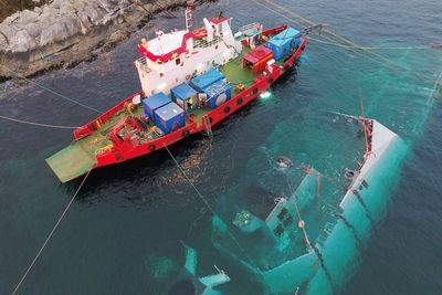 Forberedelsene til hevingen av KNM Helge Ingstad har pågått helt siden november, da dette bildet ble tatt. Forsvarsministeren sa i Stortinget at hevingen kunne starte torsdag, men Forsvarsmateriell sier nå at det er usikkert både om de blir ferdige med forberedelsene og om været holder.