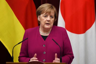 Angela Merkel under en pressekonferanse i Tokyo mandag.