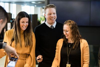 Det var jubelstemning hos Ice da pressen ble invitert til å være med på en intern markering til ære for blant annet lanseringen av data frihet. Fra venstre: Marianne Gamre, Eivind Helgaker og Nina Natalia Hasleengen.