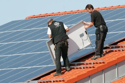 Fornybar energi opplever enorm vekst i Tyskland. Her monteres solcellepaneler i Bredstedt. Foto: Hartmut Schwarzbach / Argus/Samfoto