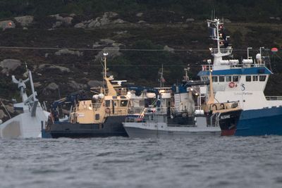 Arbeidet med å heve havarerte KNM Helge Ingstad kan settes i gang på kort varsel, men er avhengig av godt vær imellom fem og seks dager i strekk. Her er havaristen og flere fartøyer som har vært involvert i bergingsarbeidet, fotografert i slutten av november.