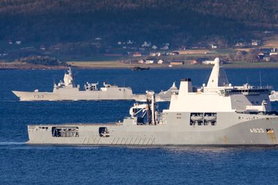 KNM Helge Ingstad få dager før havariet - på den såkalte DV-dagen under Nato-øvelsen Trident Juncture. Bildet er tatt fra gården By på Byneset i Trondheim.