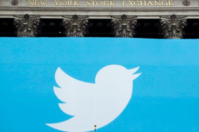 Twitter-logo drapert på fasaden til børsen i New York før sin børsnotering i 2013. Arkivfoto.